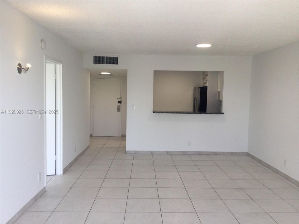 For Rent: $2,200 (1 beds, 1 baths, 1140 Square Feet)