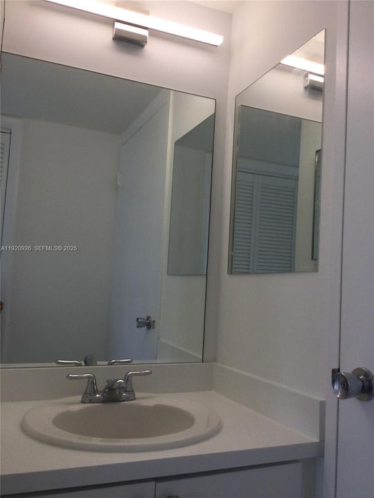 For Rent: $2,200 (1 beds, 1 baths, 1140 Square Feet)