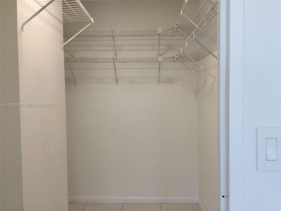 For Rent: $2,200 (1 beds, 1 baths, 1140 Square Feet)