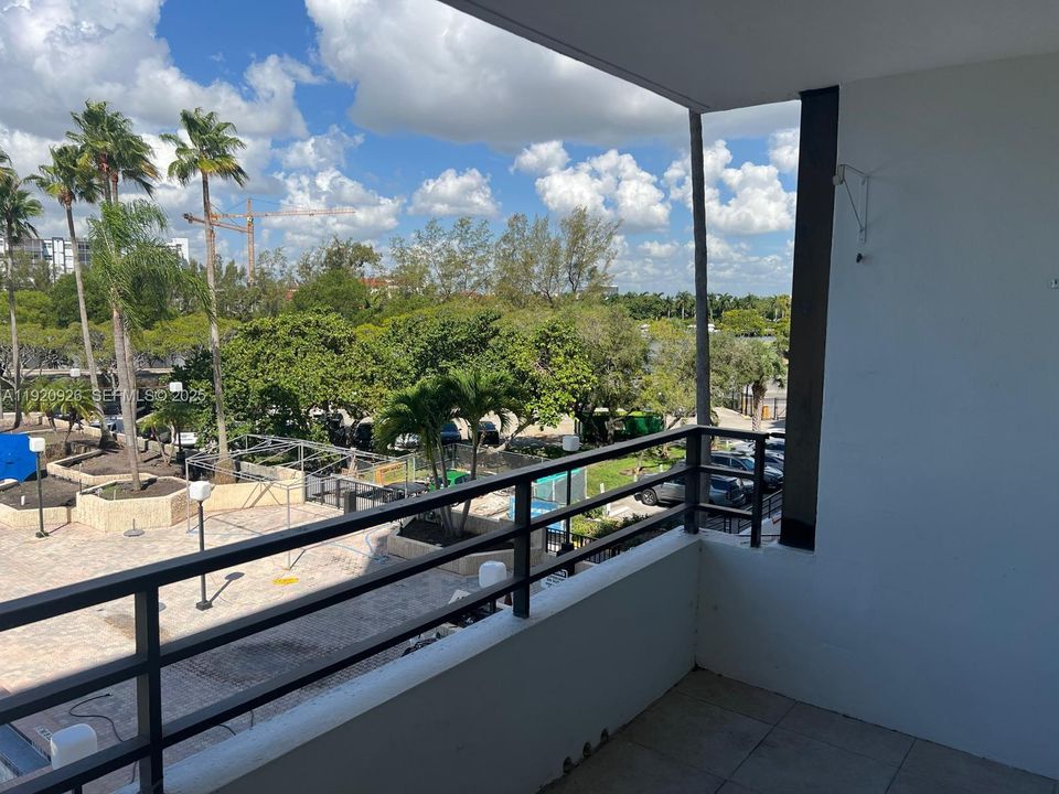 For Rent: $2,200 (1 beds, 1 baths, 1140 Square Feet)