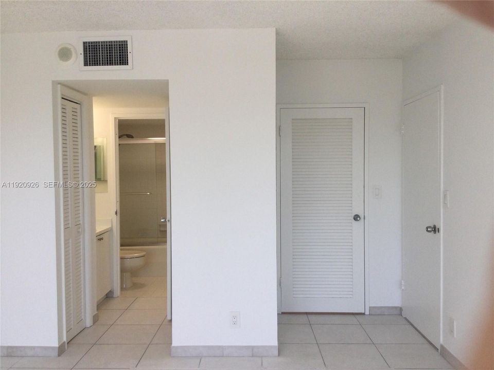 For Rent: $2,200 (1 beds, 1 baths, 1140 Square Feet)