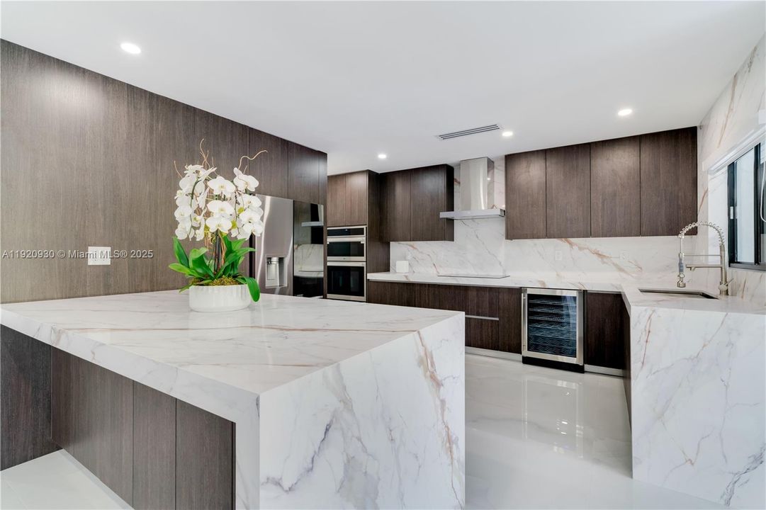 待售: $1,250,000 (4 贝兹, 6 浴室, 2504 平方英尺)