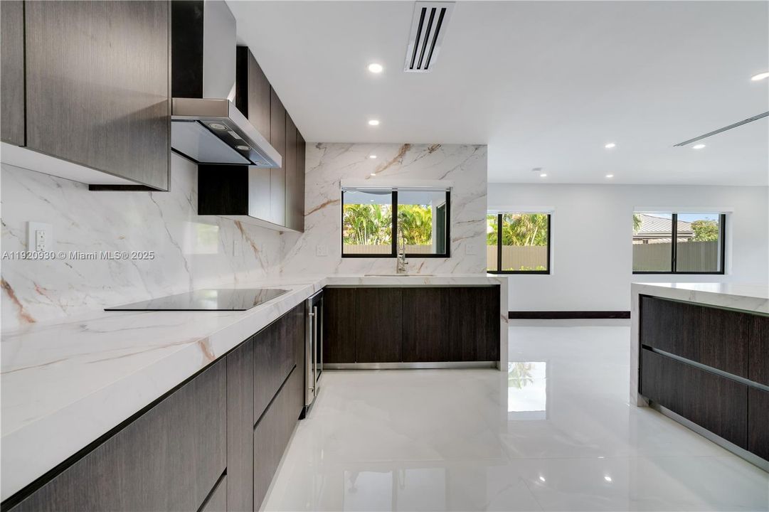 待售: $1,250,000 (4 贝兹, 6 浴室, 2504 平方英尺)