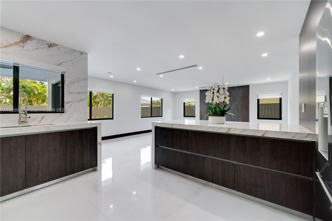 待售: $1,250,000 (4 贝兹, 6 浴室, 2504 平方英尺)