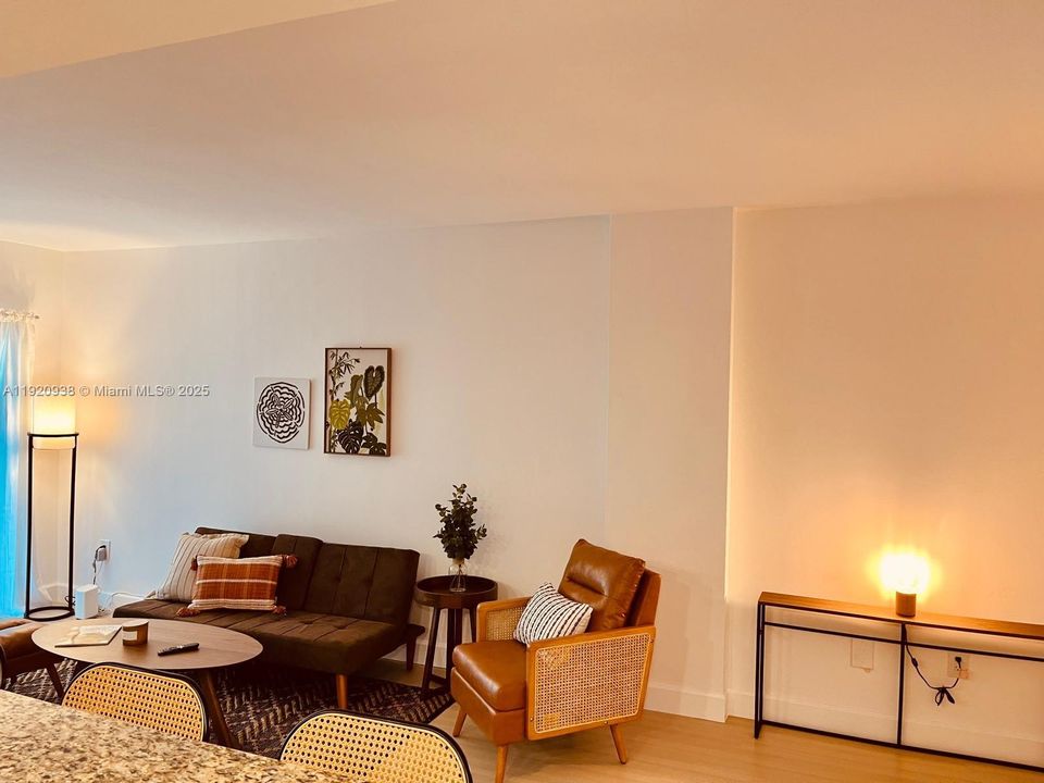 В аренду: $2,300 (1 спален, 1 ванн, 750 Квадратных фут)