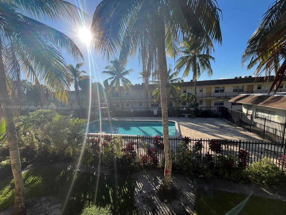 出租: $1,590 (2 贝兹, 1 浴室, 880 平方英尺)