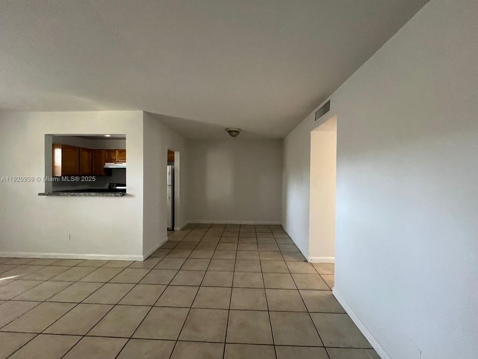 出租: $1,590 (2 贝兹, 1 浴室, 880 平方英尺)