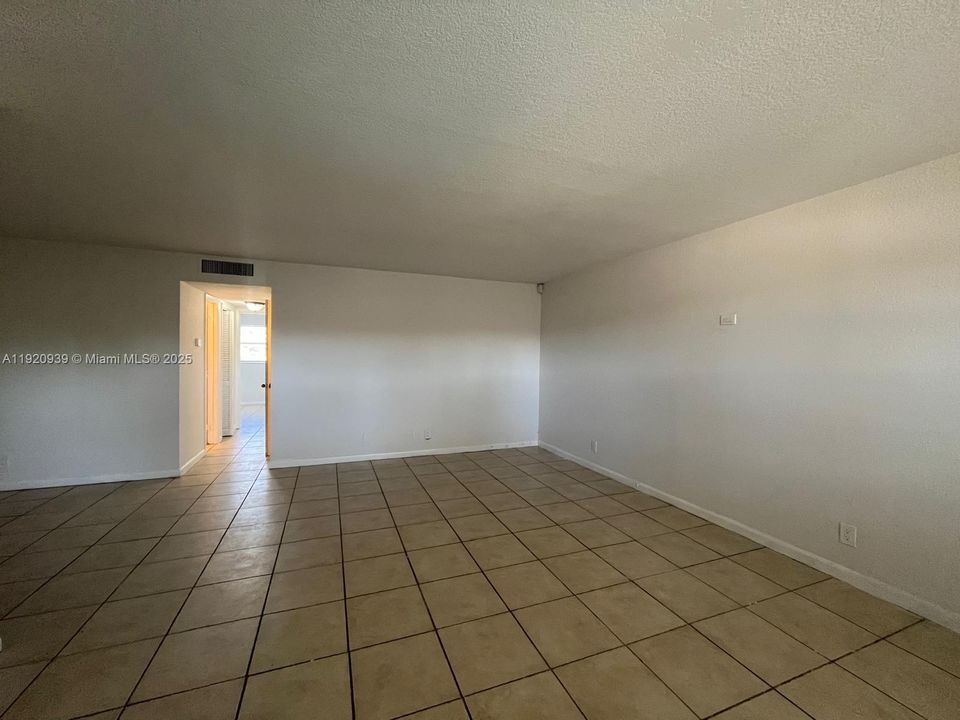 出租: $1,590 (2 贝兹, 1 浴室, 880 平方英尺)