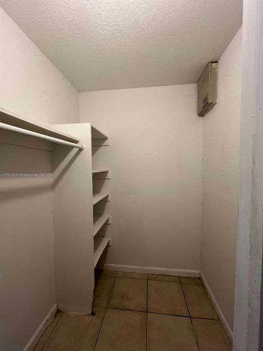 出租: $1,590 (2 贝兹, 1 浴室, 880 平方英尺)