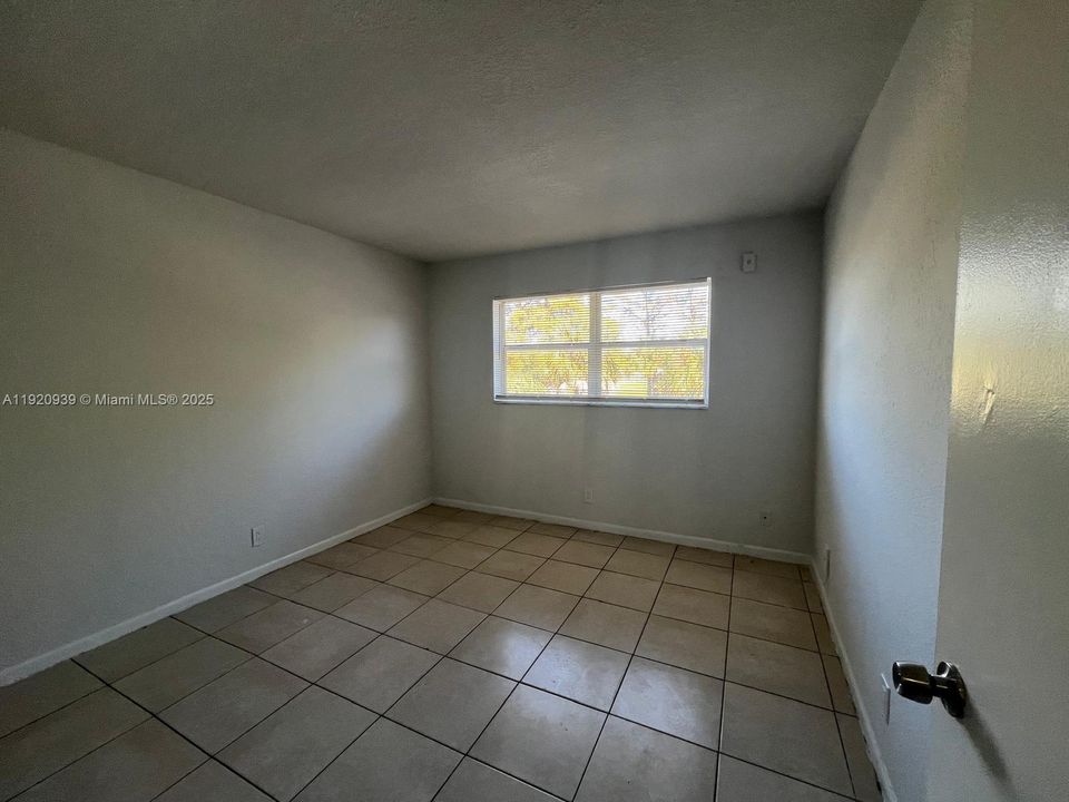 出租: $1,590 (2 贝兹, 1 浴室, 880 平方英尺)