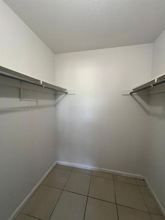 出租: $1,590 (2 贝兹, 1 浴室, 880 平方英尺)