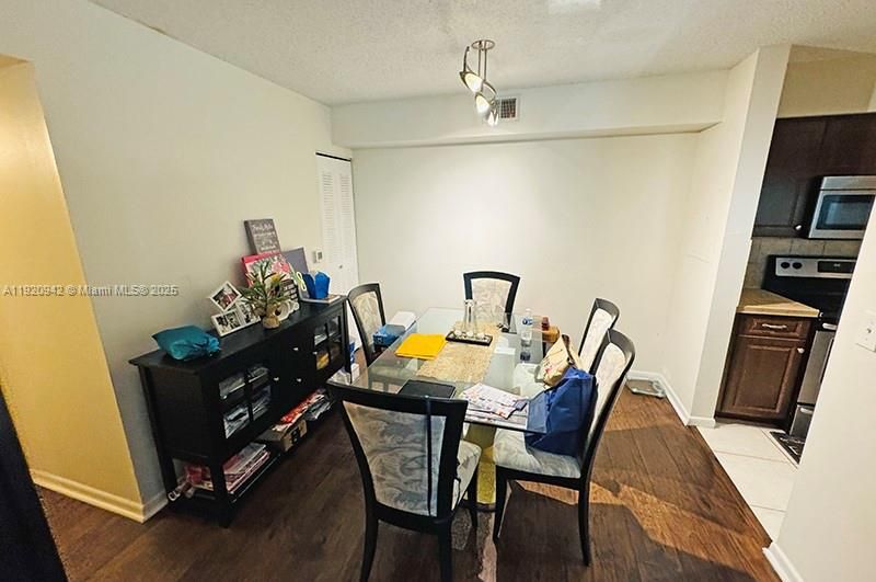 待售: $205,000 (2 贝兹, 1 浴室, 908 平方英尺)