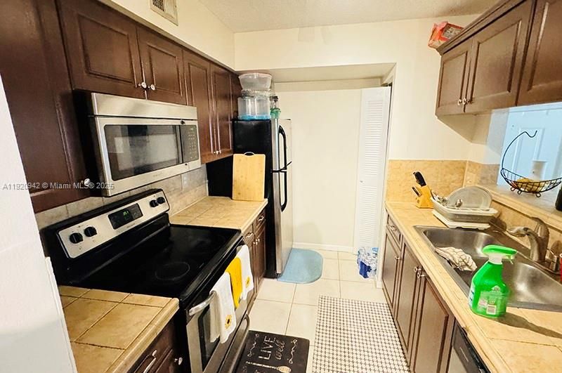 待售: $205,000 (2 贝兹, 1 浴室, 908 平方英尺)