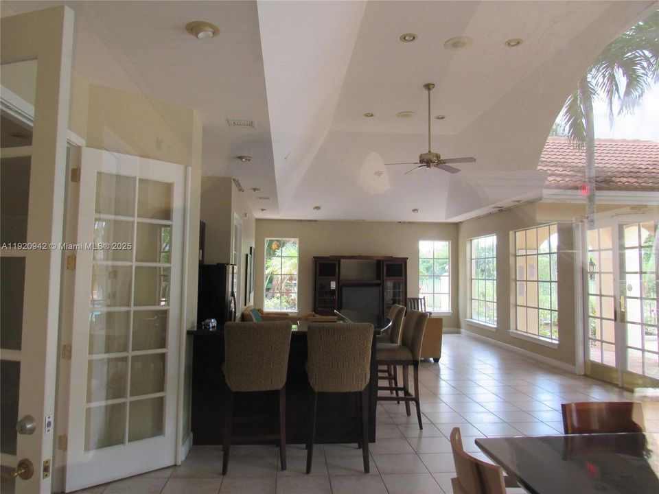 待售: $205,000 (2 贝兹, 1 浴室, 908 平方英尺)