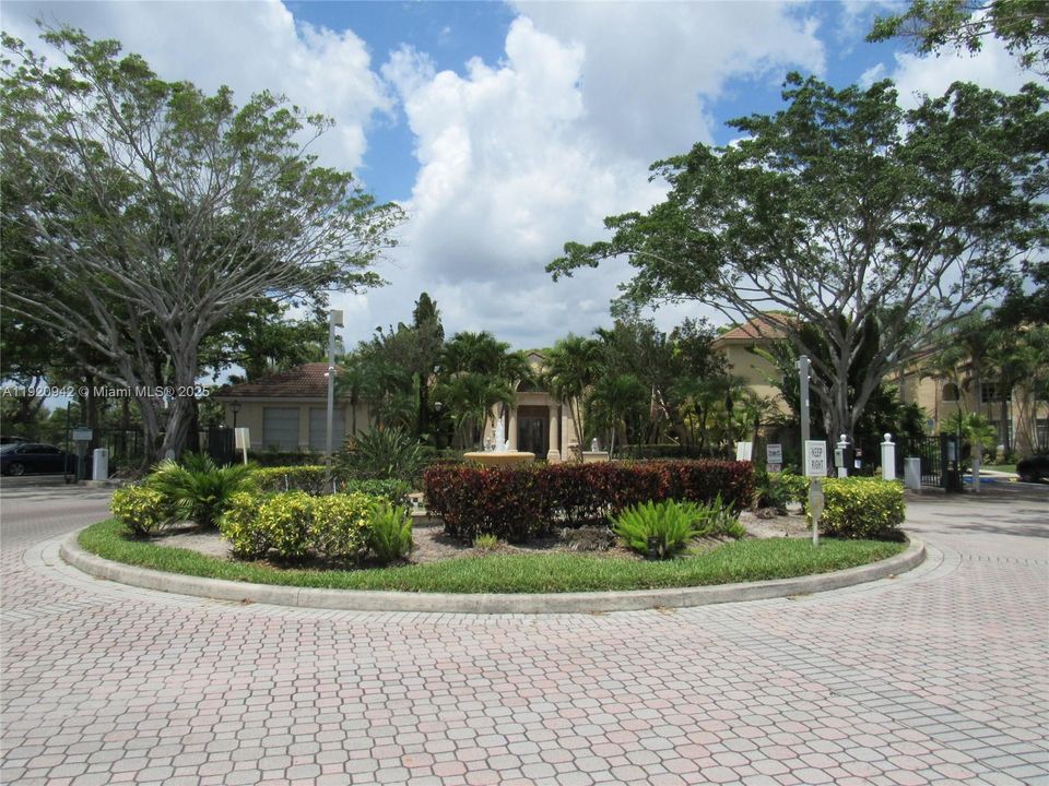 待售: $205,000 (2 贝兹, 1 浴室, 908 平方英尺)