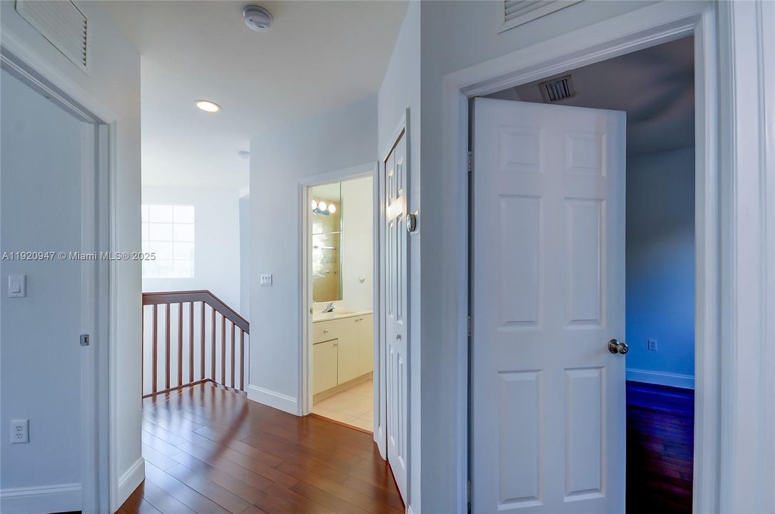 合同活跃: $4,000 (4 贝兹, 3 浴室, 1909 平方英尺)