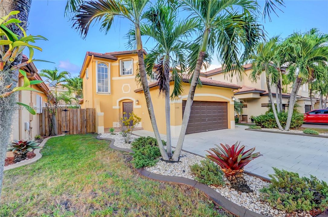 合同活跃: $4,000 (4 贝兹, 3 浴室, 1909 平方英尺)