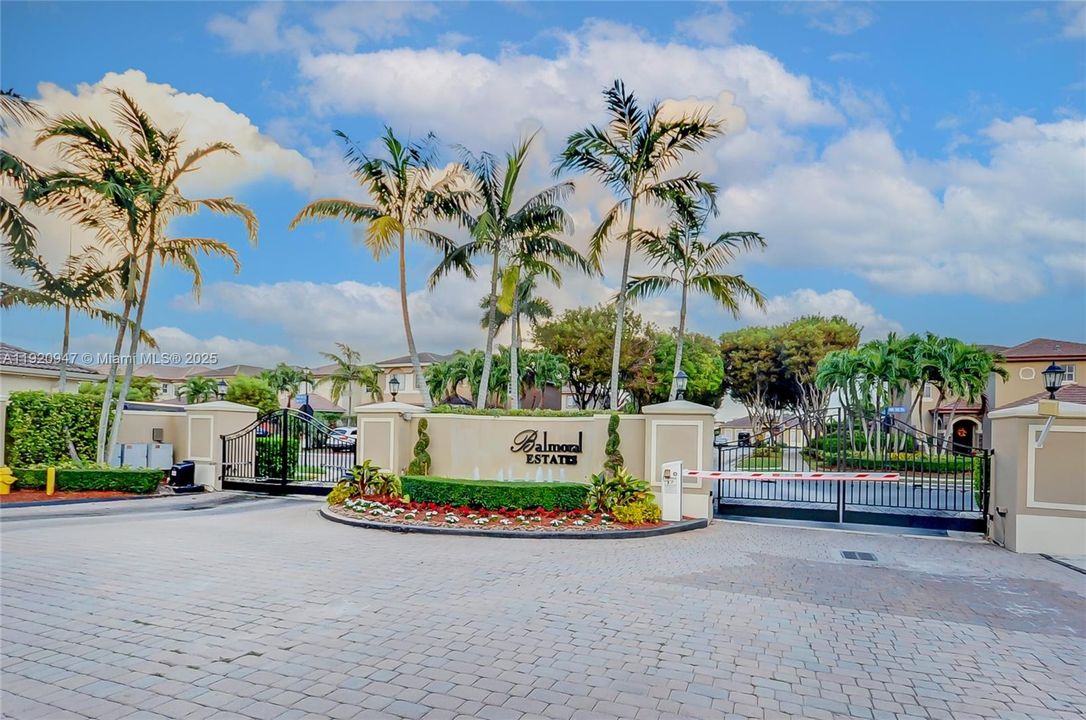 合同活跃: $4,000 (4 贝兹, 3 浴室, 1909 平方英尺)