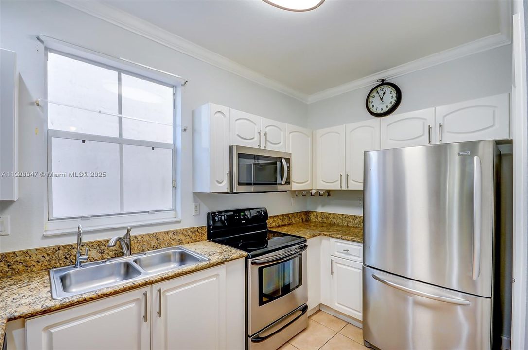 合同活跃: $4,000 (4 贝兹, 3 浴室, 1909 平方英尺)