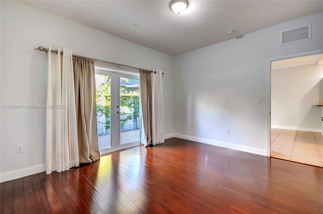 合同活跃: $4,000 (4 贝兹, 3 浴室, 1909 平方英尺)