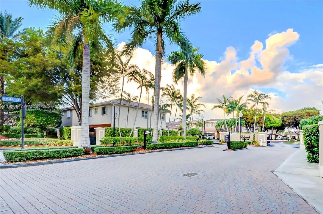 合同活跃: $4,000 (4 贝兹, 3 浴室, 1909 平方英尺)