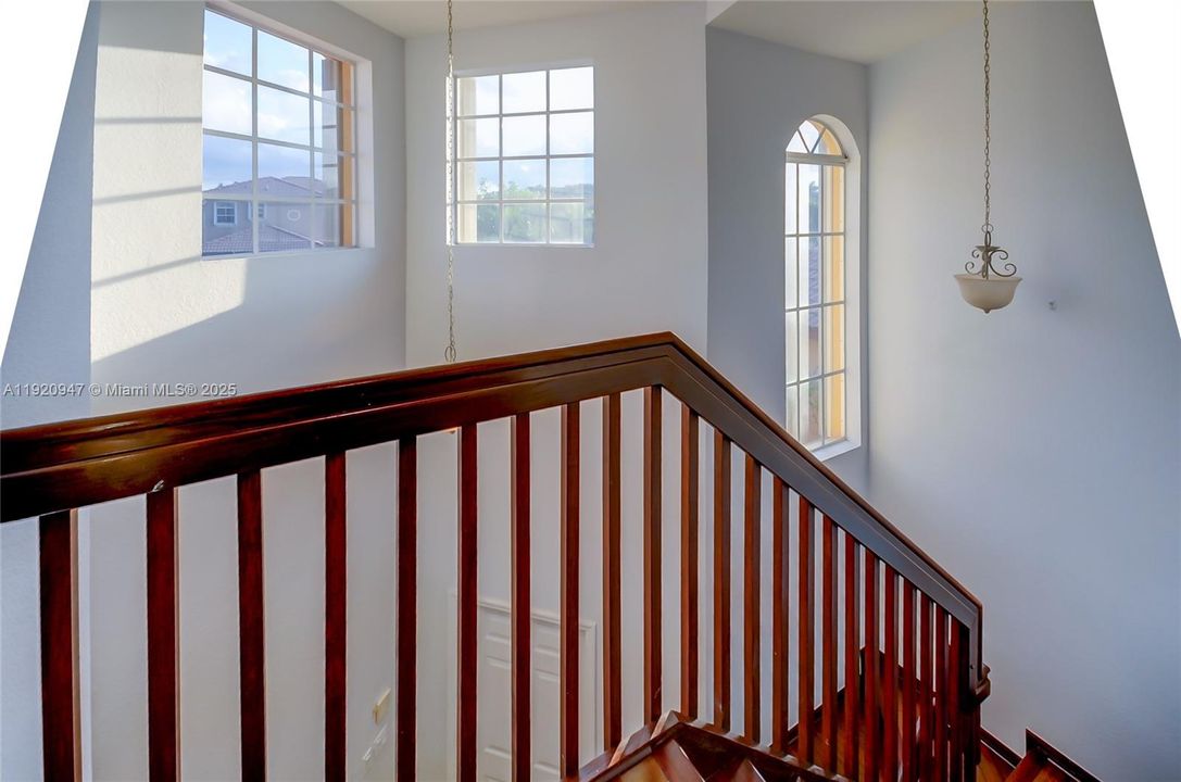 合同活跃: $4,000 (4 贝兹, 3 浴室, 1909 平方英尺)