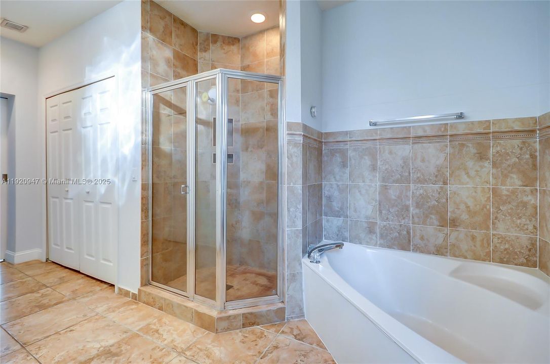 合同活跃: $4,000 (4 贝兹, 3 浴室, 1909 平方英尺)