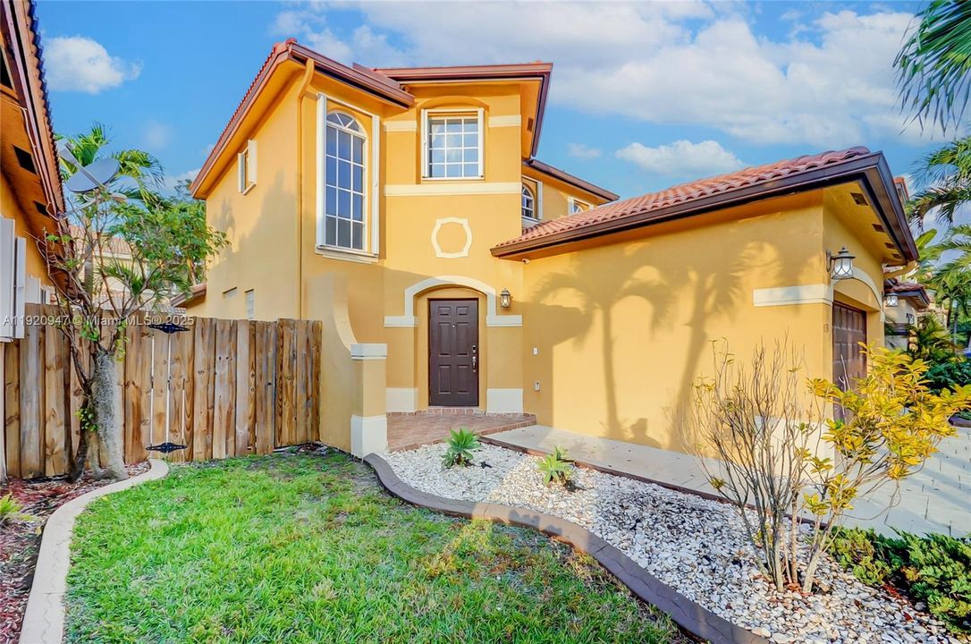 合同活跃: $4,000 (4 贝兹, 3 浴室, 1909 平方英尺)