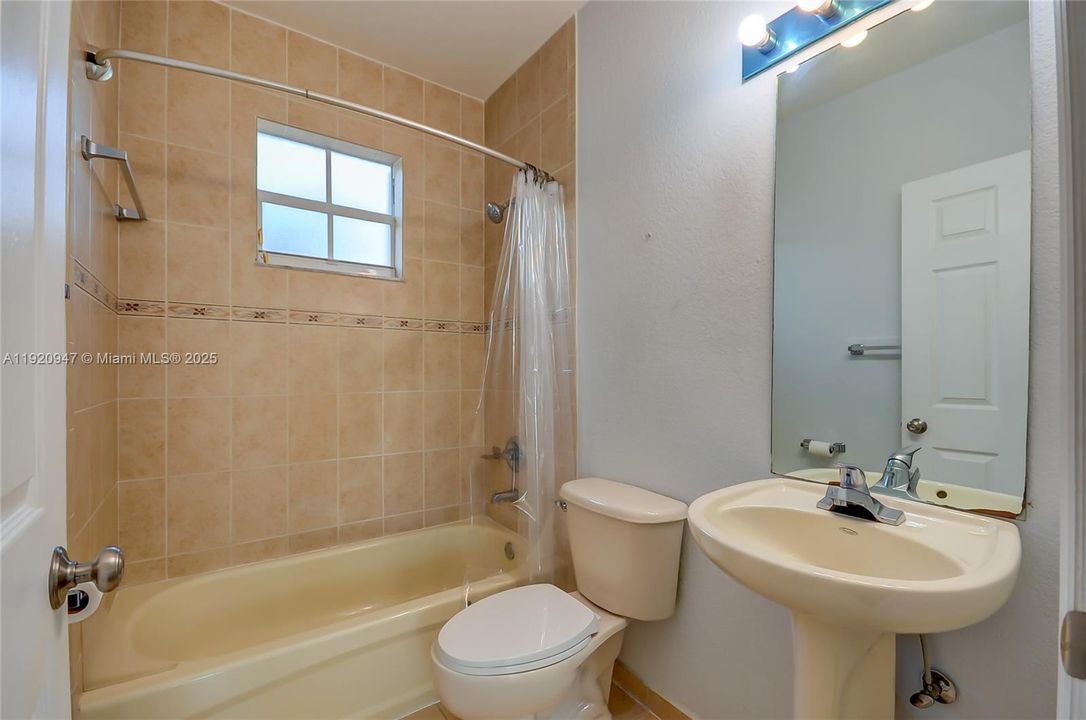 合同活跃: $4,000 (4 贝兹, 3 浴室, 1909 平方英尺)