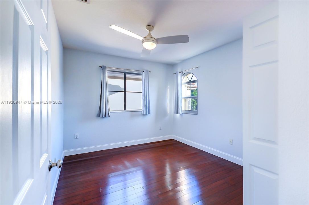 合同活跃: $4,000 (4 贝兹, 3 浴室, 1909 平方英尺)