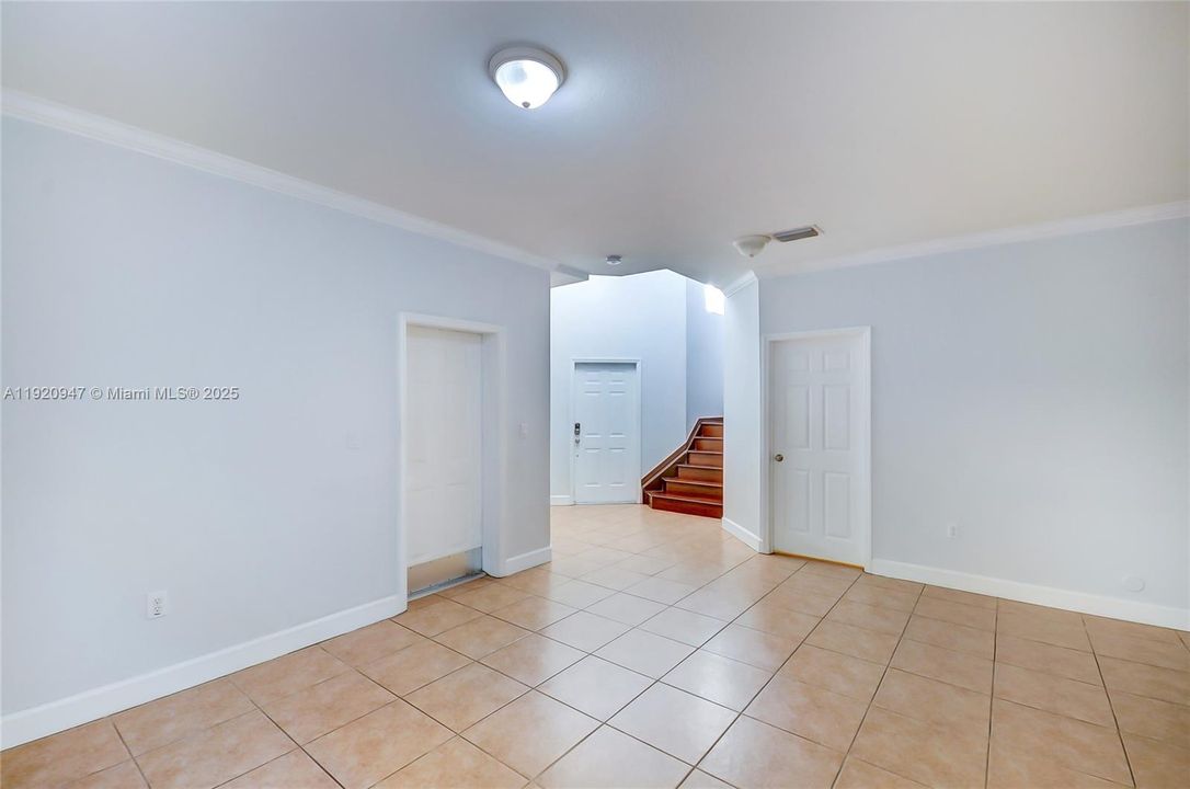 合同活跃: $4,000 (4 贝兹, 3 浴室, 1909 平方英尺)