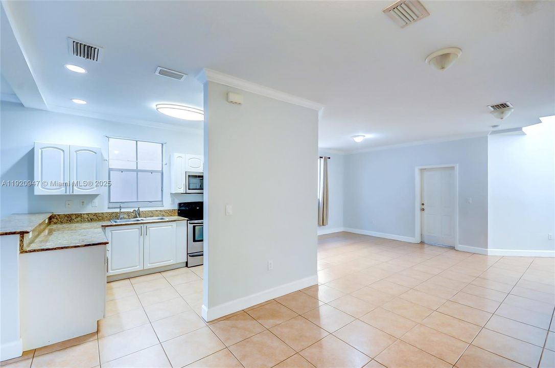 合同活跃: $4,000 (4 贝兹, 3 浴室, 1909 平方英尺)