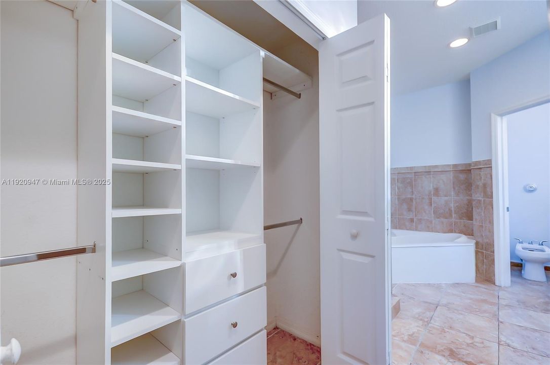 合同活跃: $4,000 (4 贝兹, 3 浴室, 1909 平方英尺)