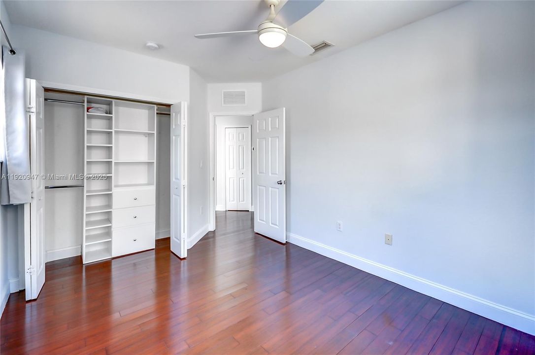 合同活跃: $4,000 (4 贝兹, 3 浴室, 1909 平方英尺)