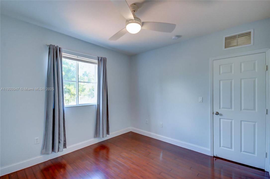 合同活跃: $4,000 (4 贝兹, 3 浴室, 1909 平方英尺)