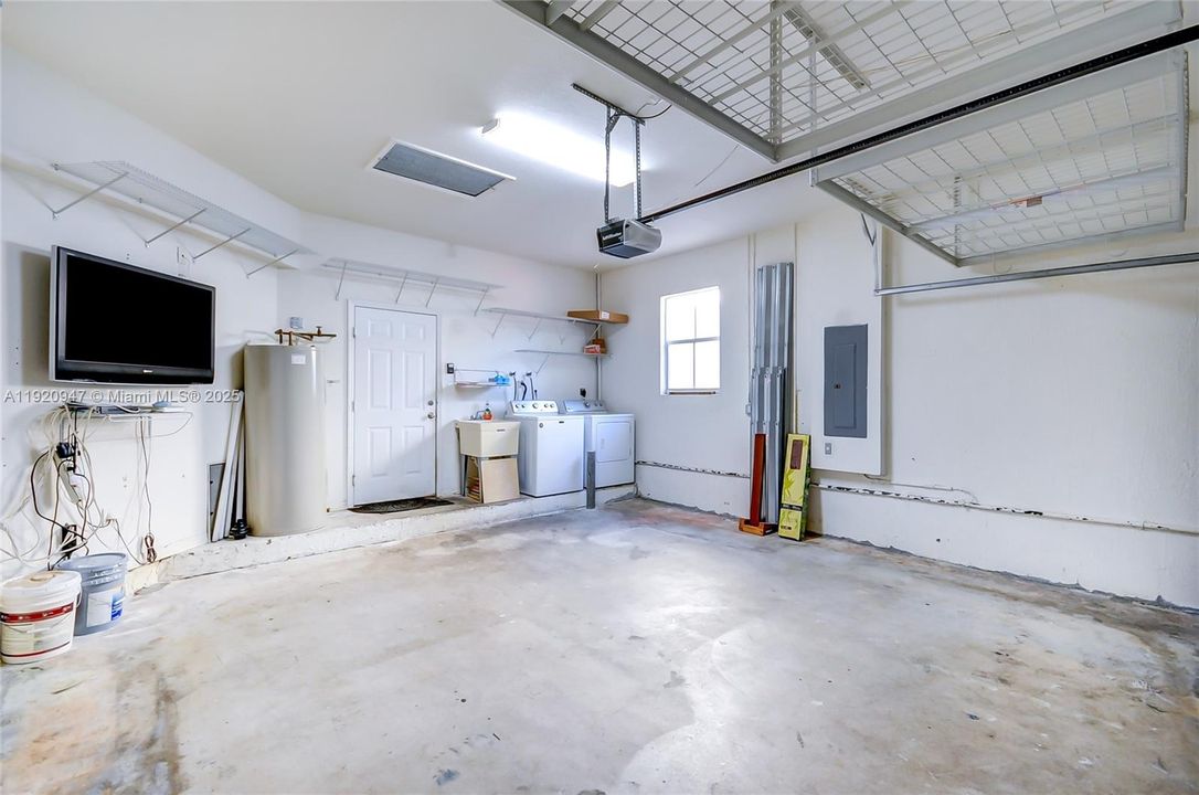 合同活跃: $4,000 (4 贝兹, 3 浴室, 1909 平方英尺)