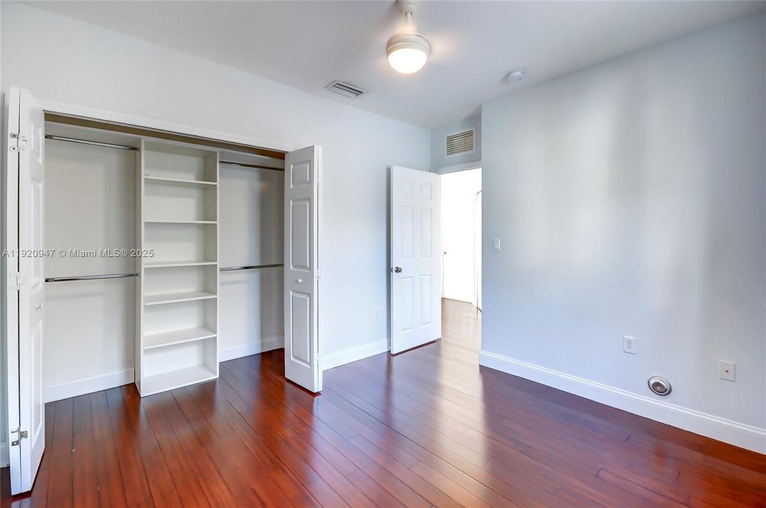 合同活跃: $4,000 (4 贝兹, 3 浴室, 1909 平方英尺)