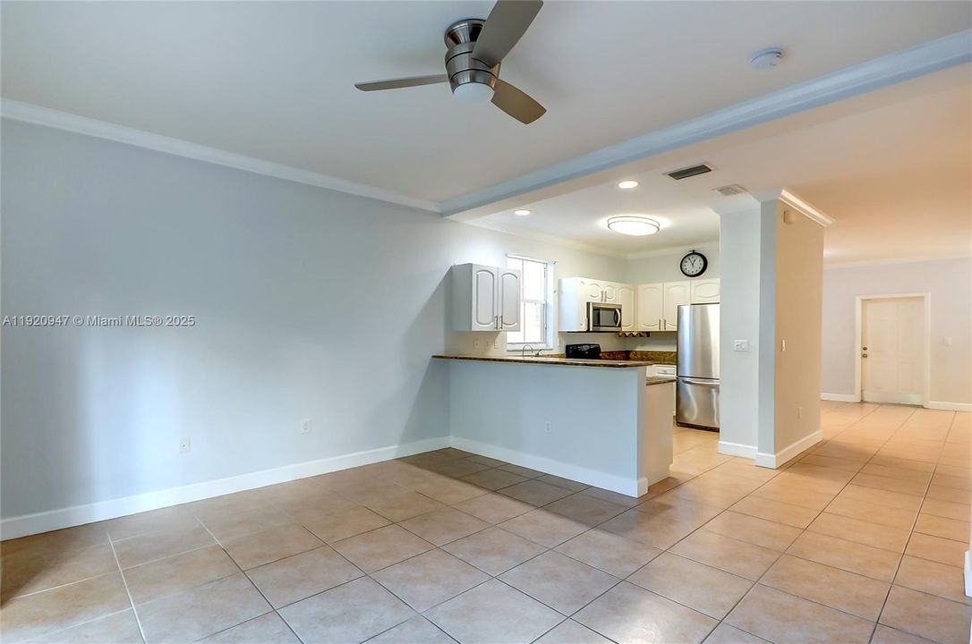 合同活跃: $4,000 (4 贝兹, 3 浴室, 1909 平方英尺)