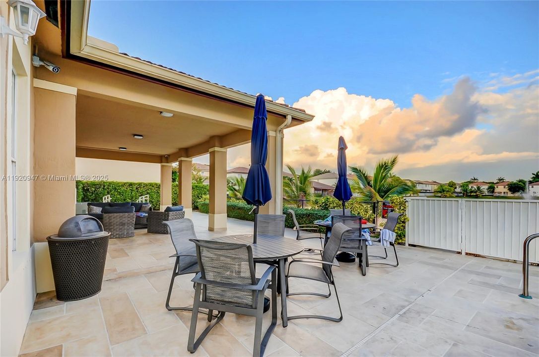 合同活跃: $4,000 (4 贝兹, 3 浴室, 1909 平方英尺)