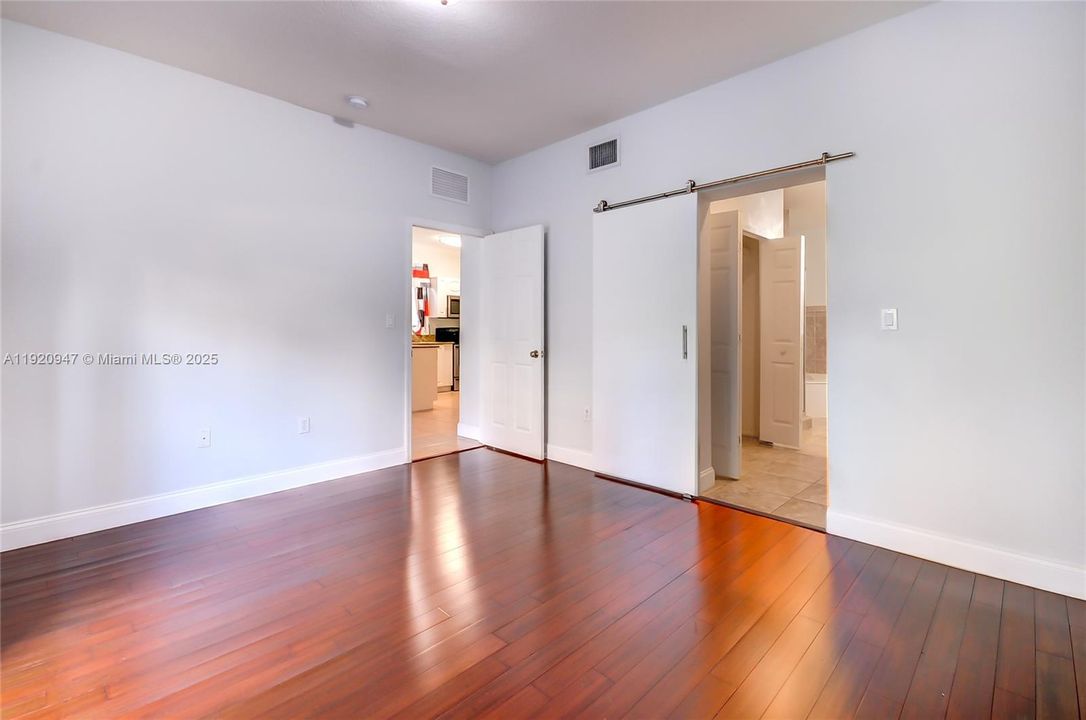 合同活跃: $4,000 (4 贝兹, 3 浴室, 1909 平方英尺)