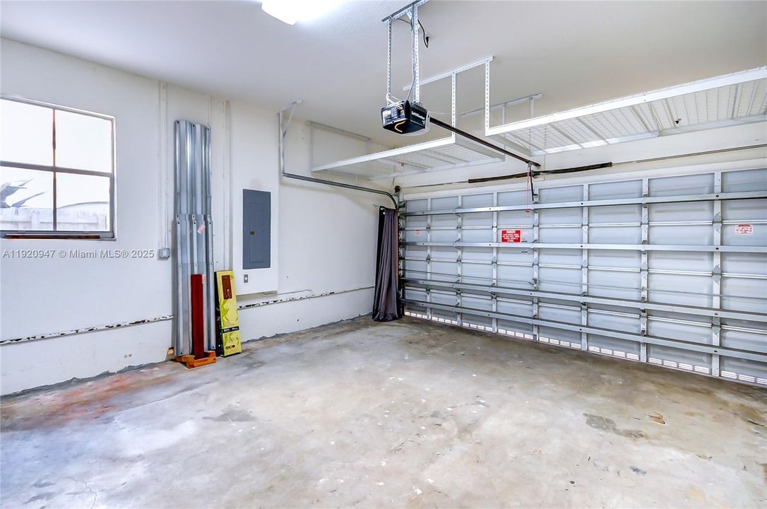 合同活跃: $4,000 (4 贝兹, 3 浴室, 1909 平方英尺)