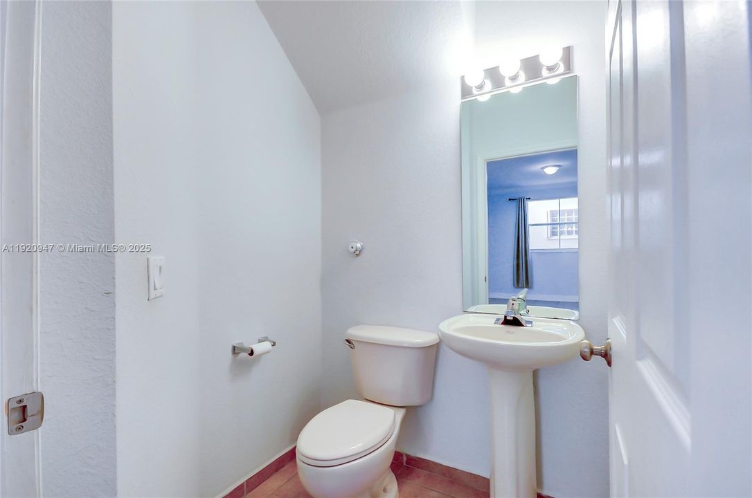 合同活跃: $4,000 (4 贝兹, 3 浴室, 1909 平方英尺)