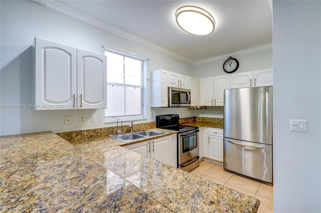 合同活跃: $4,000 (4 贝兹, 3 浴室, 1909 平方英尺)