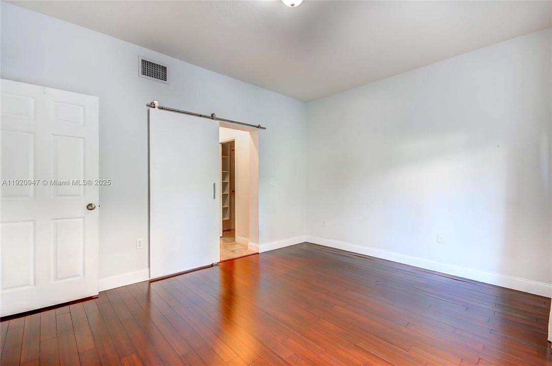 合同活跃: $4,000 (4 贝兹, 3 浴室, 1909 平方英尺)