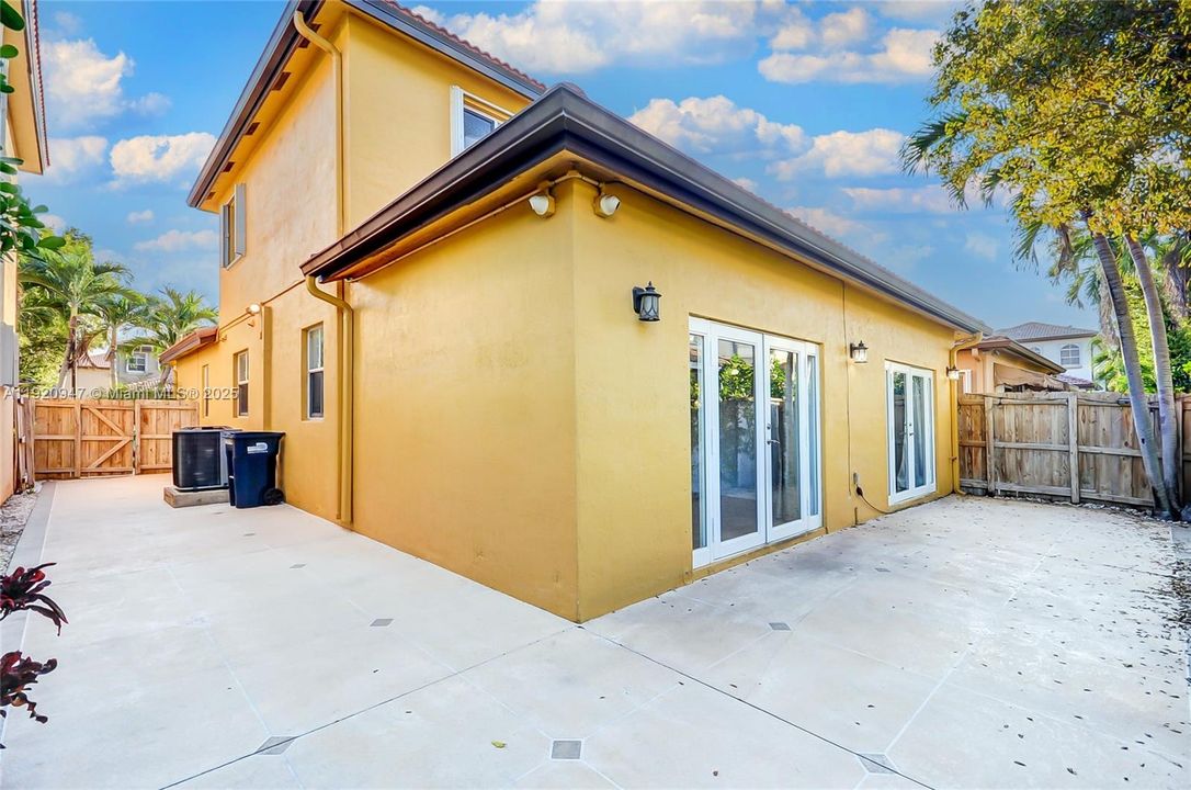 合同活跃: $4,000 (4 贝兹, 3 浴室, 1909 平方英尺)