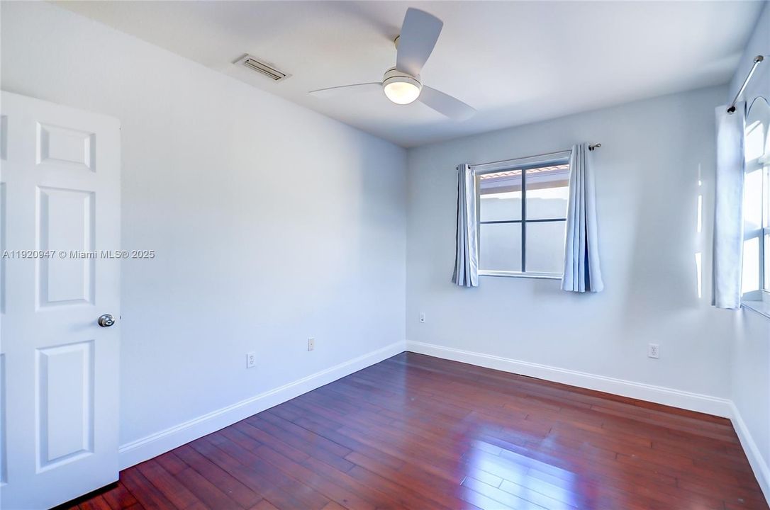 合同活跃: $4,000 (4 贝兹, 3 浴室, 1909 平方英尺)