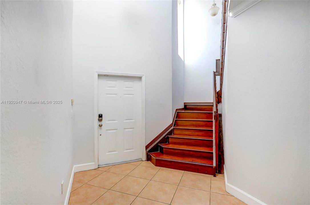 合同活跃: $4,000 (4 贝兹, 3 浴室, 1909 平方英尺)