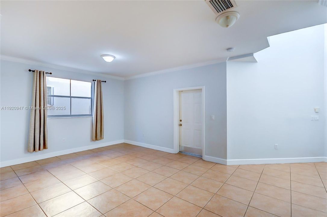 合同活跃: $4,000 (4 贝兹, 3 浴室, 1909 平方英尺)