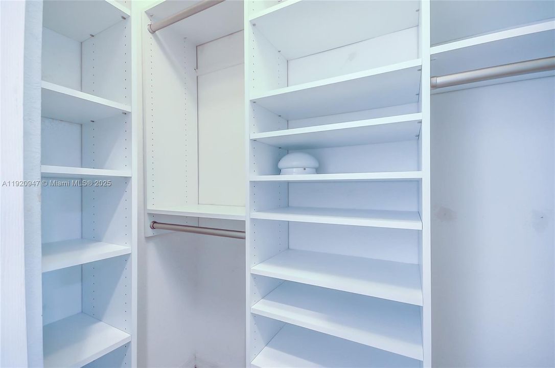 合同活跃: $4,000 (4 贝兹, 3 浴室, 1909 平方英尺)