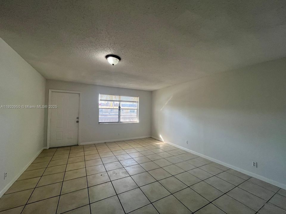 For Rent: $1,590 (2 beds, 1 baths, 880 Square Feet)